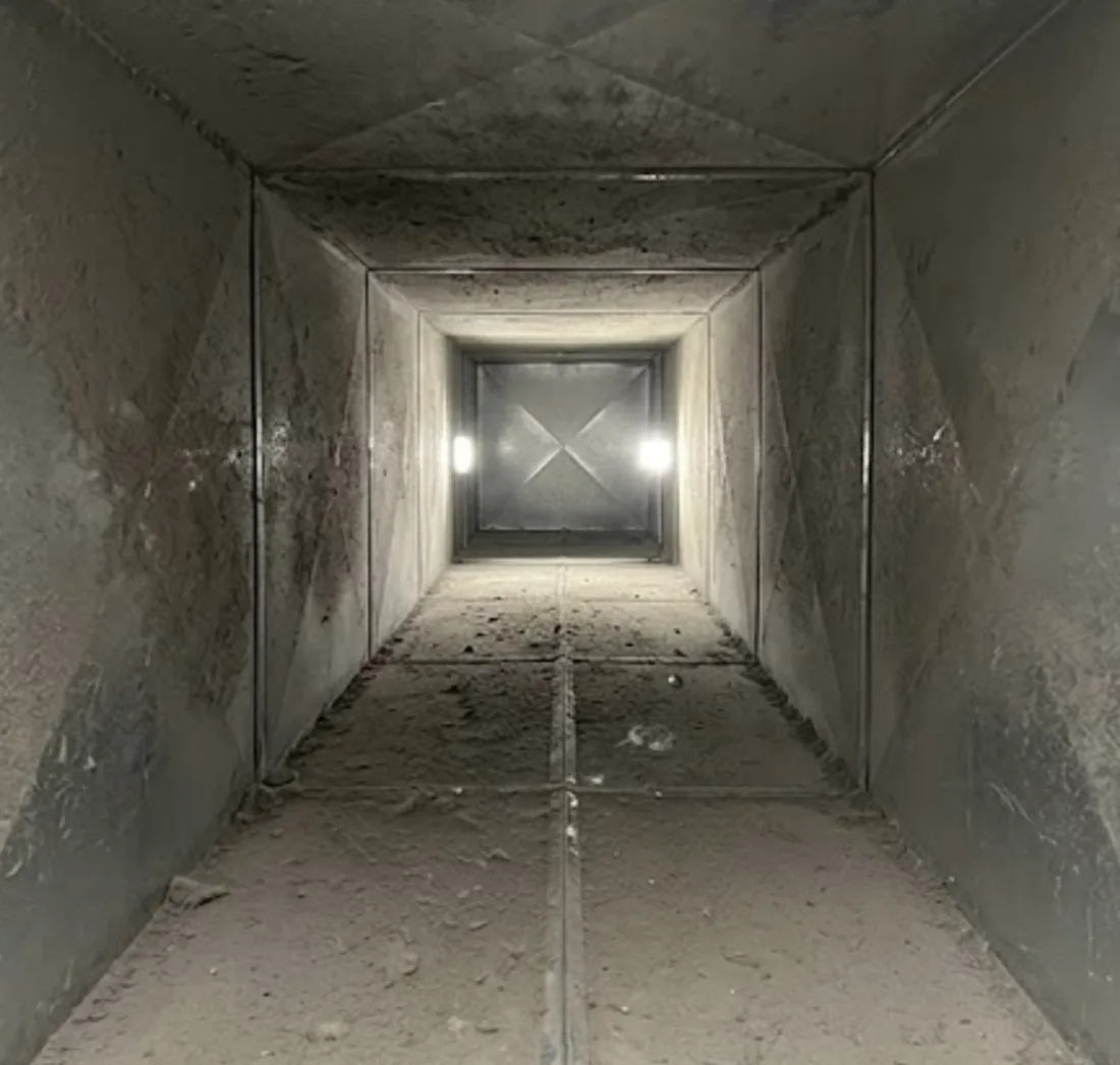 Intérieur d'un conduit de ventilation encrassé, avant nettoyage